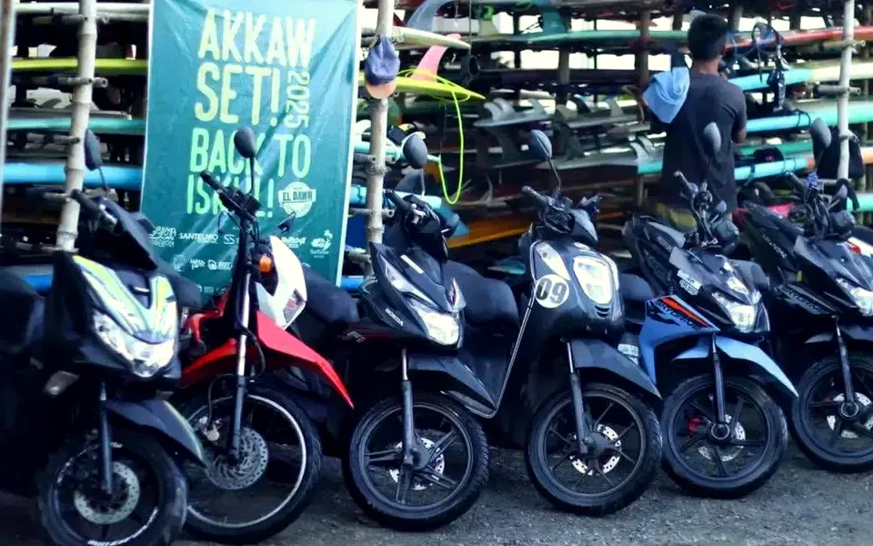 El Dawn rental motorbikes lined up in front of the surfboard racks