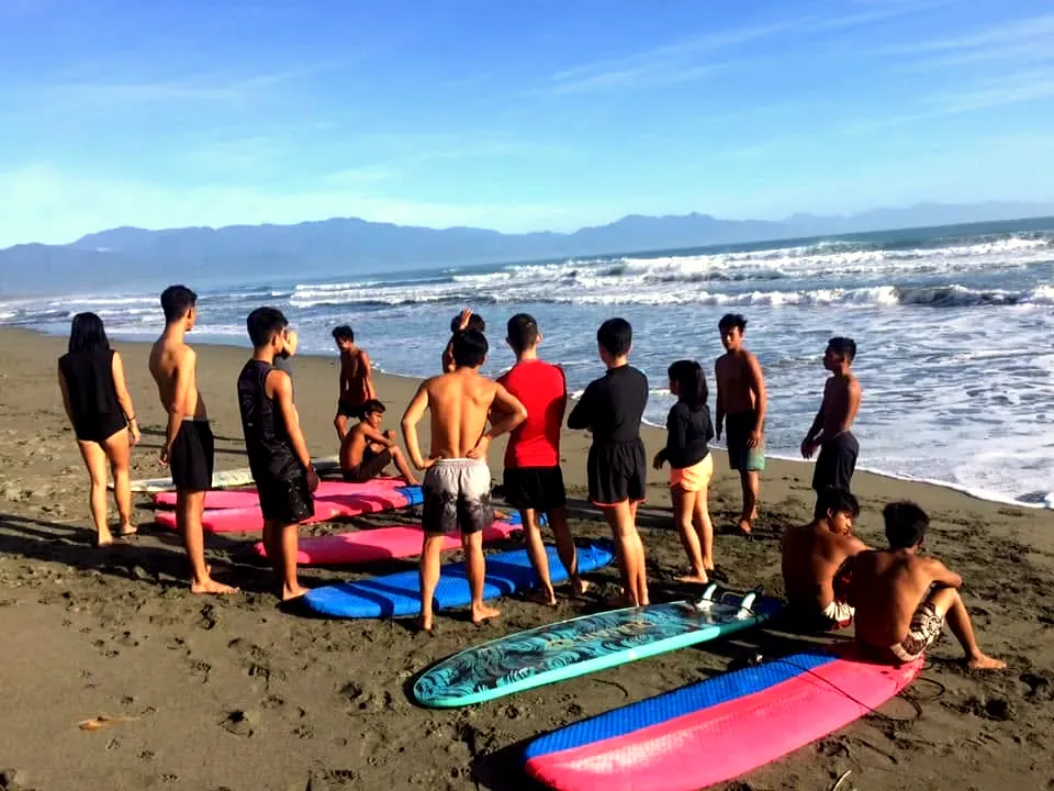 Students getting a briefing on the beach before heading into the waves